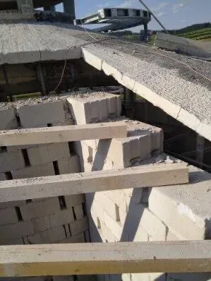 Kontrolované búranie betónových priečok pri rekonštrukcii