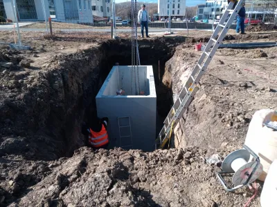 Búranie betónového základu pri prestavbe