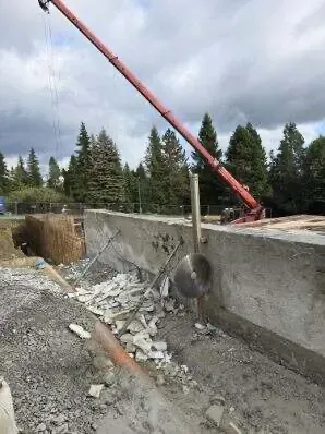 Čiastočné búranie betónovej steny pre nový otvor