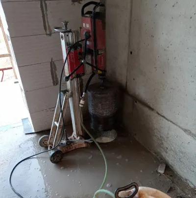 Vŕtanie otvoru pre digestor cez obvodovú stenu