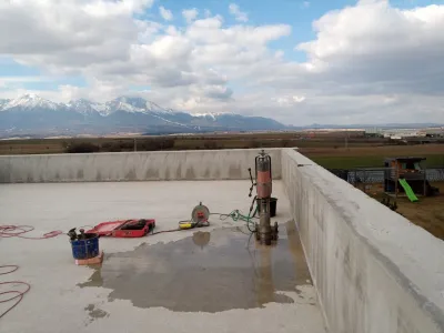 Vŕtanie prestupu pre elektroinštaláciu v betónovej stene