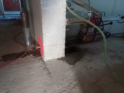 Vŕtanie prestupu pre elektroinštaláciu v betónovej stene