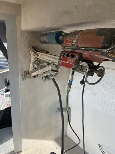 Vŕtanie prestupu pre elektroinštaláciu v betónovej stene