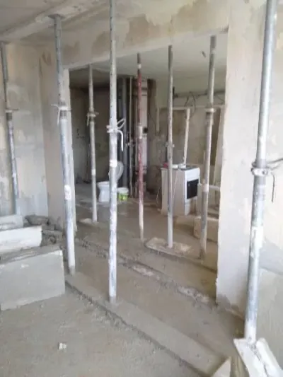 Rezanie podlahy pre nové rozvody v dome