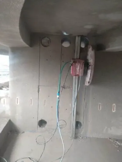 Rezanie podlahy pre nové rozvody v dome