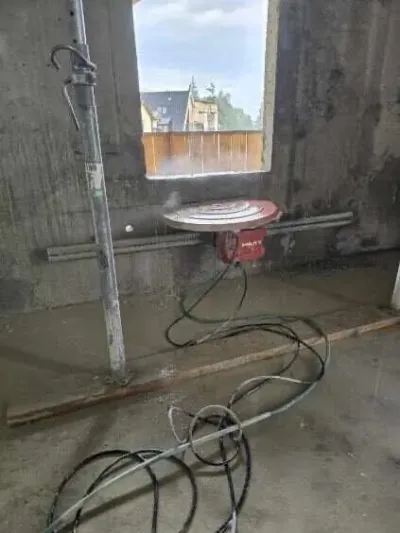 Rezanie dilatačných škár v priemyselnej podlahe